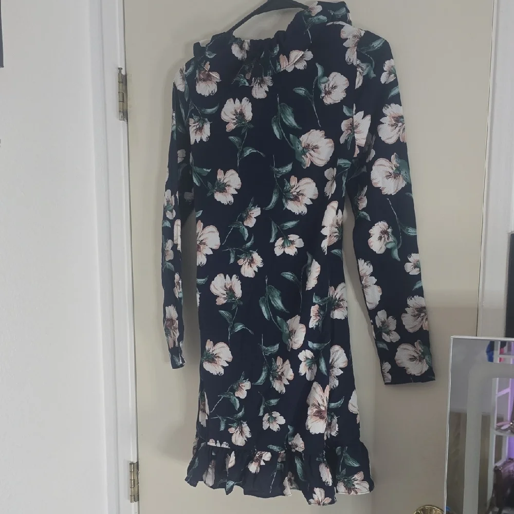 Pretty Little Thing Floral Wrap Dress W/ Ruffle Details (NWT)(0)🤍💙🤍 - Picture 5 of 5